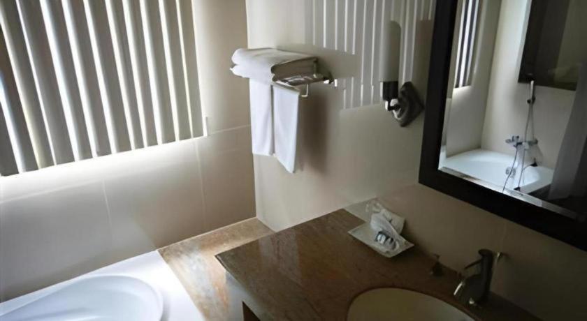 Kasem Garden Hotel Surin Ban Nong Tao Extérieur photo